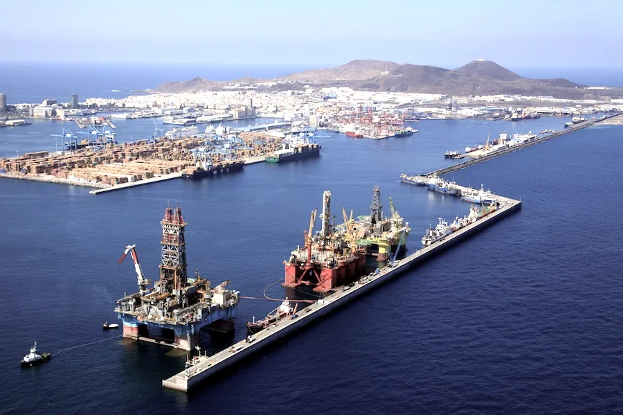 Offshore drilling unit in port